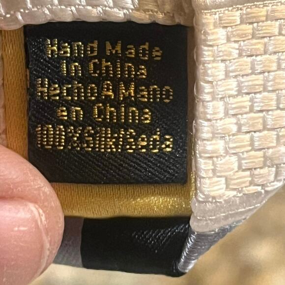 Donald J Trump Signature Collection 100% Silk Cream / Blue / Gray Neck Tie - Picture 6 of 7